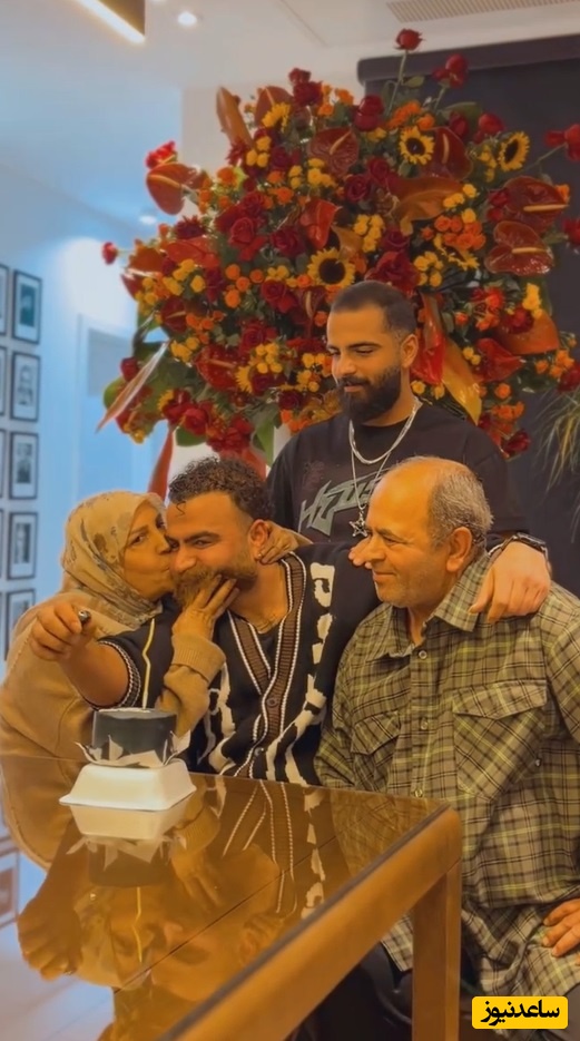 نگاهی به جشن تولد صمیمانه و احساسی 34 سالگی معین زد در کنار پدر و مادرش/ برای مامانم دعا کنین داره شیمی درمانی میشه