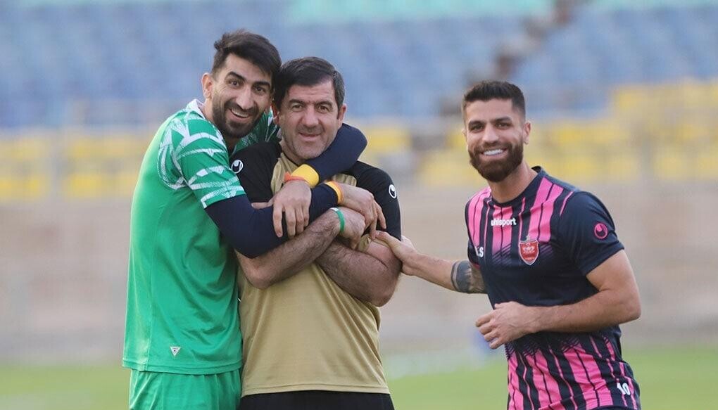 اعتراض‌ شدید تماشاگران به حرکت جنجالی بیرانوند با کریم باقری در آزادی/ یک لحظه یادش رفت دیگه پرسپولیسی نیست+فیلم