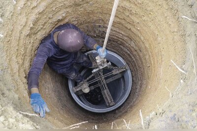 کشف یک گنج تاریخی در لحظه حفاری شرکت آب و فاضلاب در زنجان / همه در خیابان شوکه شدند +عکس