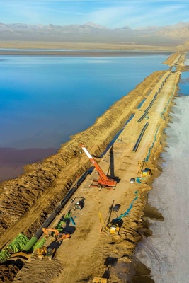 شلیکِ غیرت به قلبِ عطش؛ وقتی دریای عمان در کویر قد کشید! / شاهکارِ "رگِ فولادی" مهندسان ایرانی که محاسبات جهانیان را به هم ریخت! + ویدئو