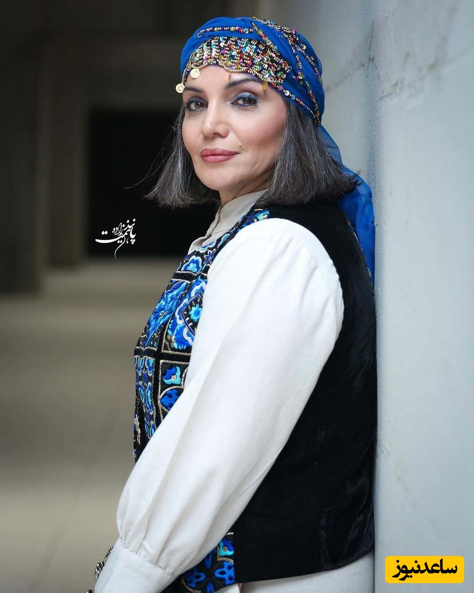 الهام پاوه نژاد گل به دست در کنار هنرمند مردمی معروف