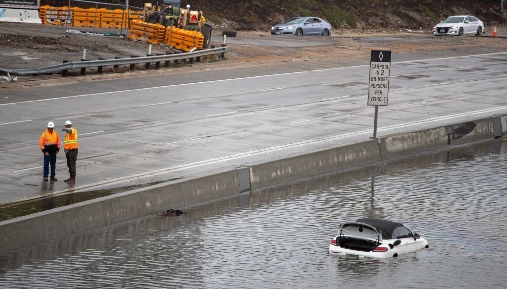 اتوموبیل در حال غرق شدن