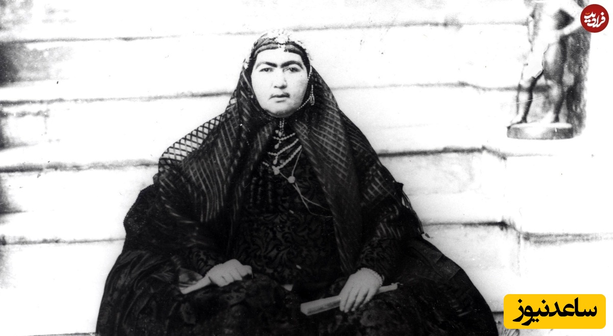 انیس‌الدوله از محبوب‌ترین و بانفوذترین همسران ناصرالدین شاه روی پله مرمر