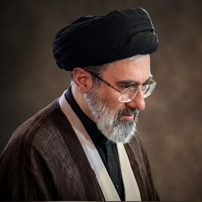 ببینید| لحظات دلهره‌آور دومین ترور آیت‌الله سیدمجتبی خامنه‌ای؛  پس از مجروحیت ایشان و انتقال به بیمارستان...