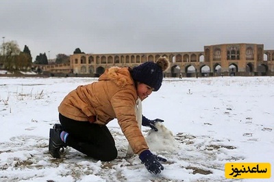 صحنه زیبای بارش برف در اصفهان و خوشحالی مردم در سی و سه پل + ویدئو