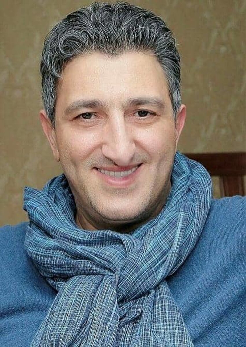 عکس | نگاهی به تصویر دیده نشده از یوسف صیادی در مرکز خرید همراه خانواده‌اش