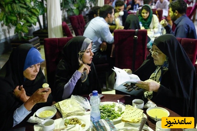 چرخی در تصاویر قدیمی دنیای سیاست| حضور برادر رهبر شهید انقلاب، فائزه رفسنجانی و معاون پزشکیان در مراسم افطاری سیاسی به صرف سوپ جو و سبزی خوردن