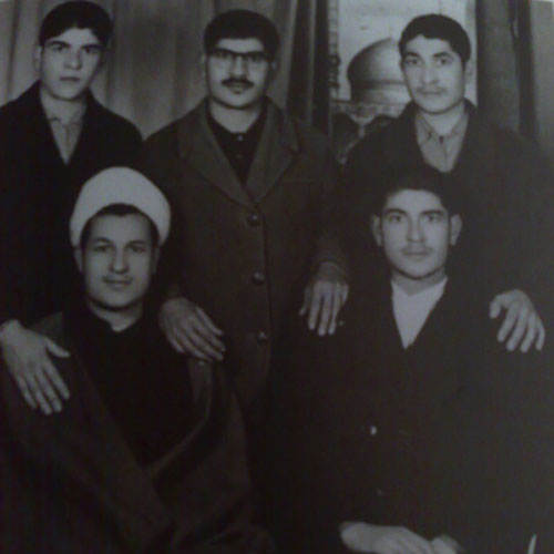هاشمی رفسنجانی در کنار برادرانش
