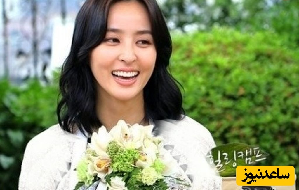 «سوسانو» و شوهرش در تالار عروسی در حال نشان دادن «قلب» به مهمانان