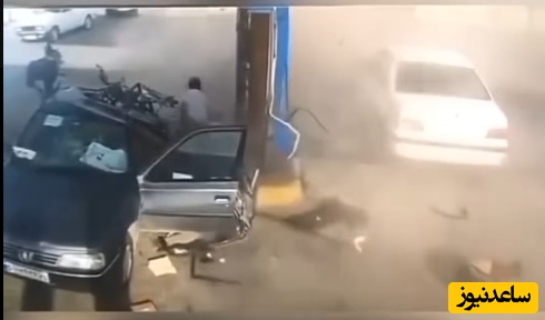 لحظه هولناک پودر شدن یک زن در پمپ گاز حین سوختگیری / 🚫هشدار ویدئو حاوی تصاویر دلخراش است و برای همه مناسب نیست/ حتما مسافران را پیاده کنید