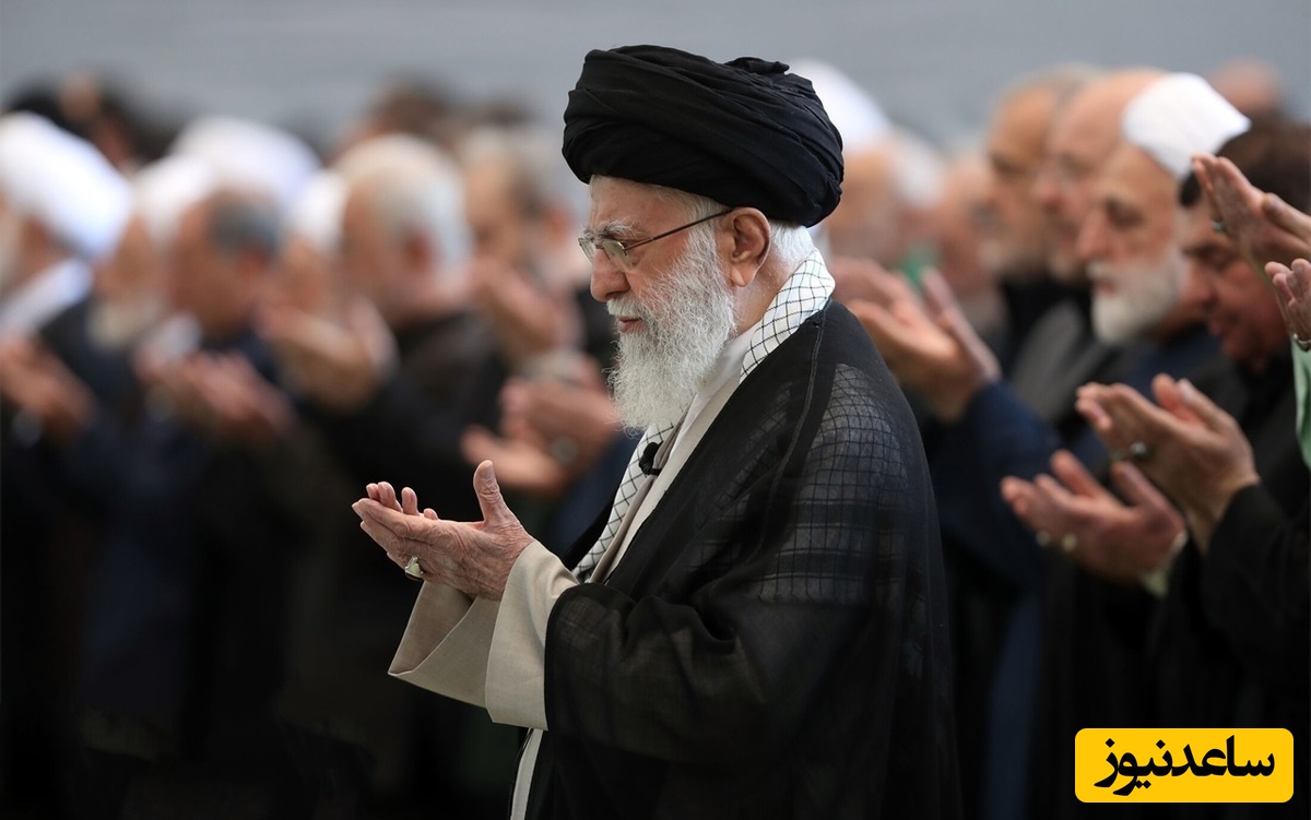 حاشیه غیرمنتظره در نماز جماعت به امامت رهبرمعظم انقلاب؛ بگومگوی این 2 دختر در وسط نماز پربازدید شد!+ویدیو