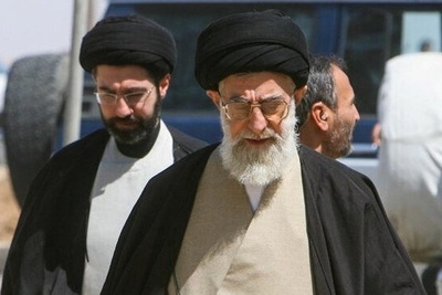تماشا کنید| از حضور ناگهانی رهبر انقلاب در پرواز عمومی تا هدیه خاص یک زن مقیم خارج/ روایتی از برخورد گرم رهبر شهید انقلاب با اقشار مختلف جامعه + ویدیو