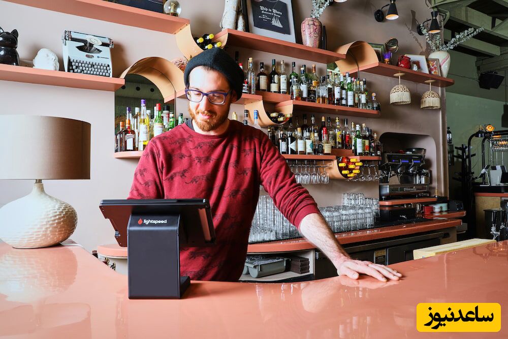 صندوقدار یک کافه رستوران در حال کار با نرم افزار رستورانی