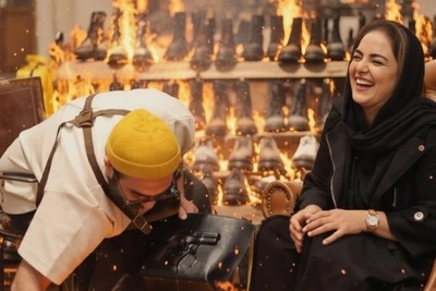 بمب انرژی؛ خنده مسری نرگس محمدی وقتی برای یک دستمال، قیصریه را به آتش کشید! نگاهی به کیف و کفش چرمی نرگس محمدی مزین به کلت کمری!