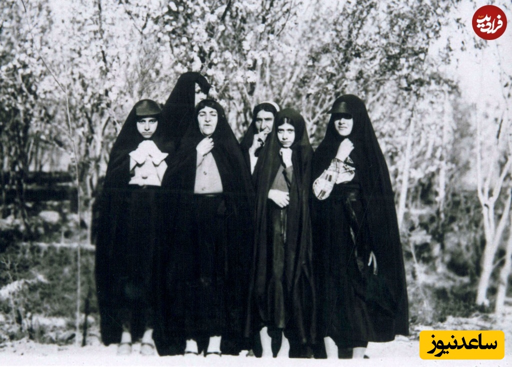 عزت الدوله دختر مظفرالدین شاه قاجار (نفر سوم از سمت چپ) به همراه برخی از نوادگان و ندیمه‌اش  فرنگیس خانم (نفر سوم از سمت راست). فرنگیس خانم یکی از همسران صیغه‌ای ناصرالدین شاه بود که پس از مرگ او ندیمۀ دختر مظفرالدین شاه  شده بود.