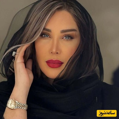 تلاقی درخشش و سادگی؛ اکسسوری‌های نقره‌ای چگونه استایل تمام‌مشکی سارا منجزی را نجات دادند؟+عکس