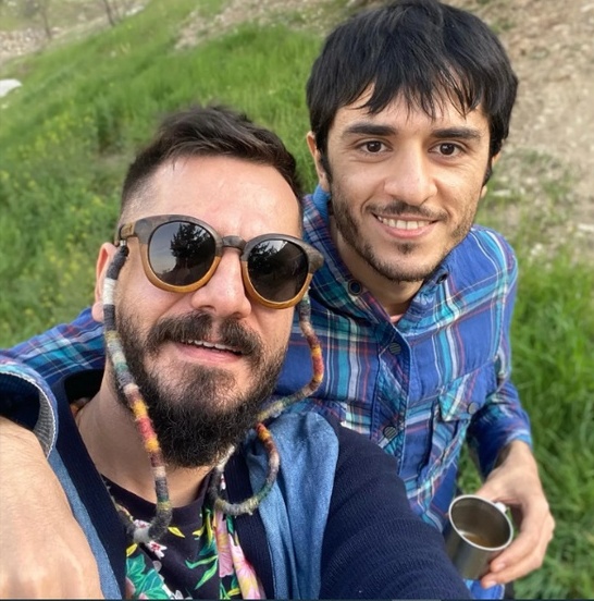 سکانس تقلید یونس غزالی از برادرش عباس غزالی در سریال «وضعیت سفید»/ حتی توی سریال هم معلومه برادرن و میزنن تو سر و کله همدیگه🤣