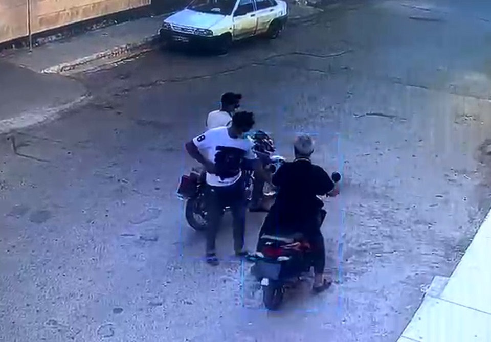 صحنه عجیب سرقت مسلحانه موتور سیکلت وسط خیابان در روز روشن با خونسردی تمام + ویدئو