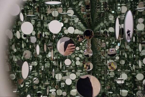 تصویر جام شیشه ای اثر یایویی کوساما نقاش ژاپنی که در گالری لندن به نمایش عمومی در آمد
