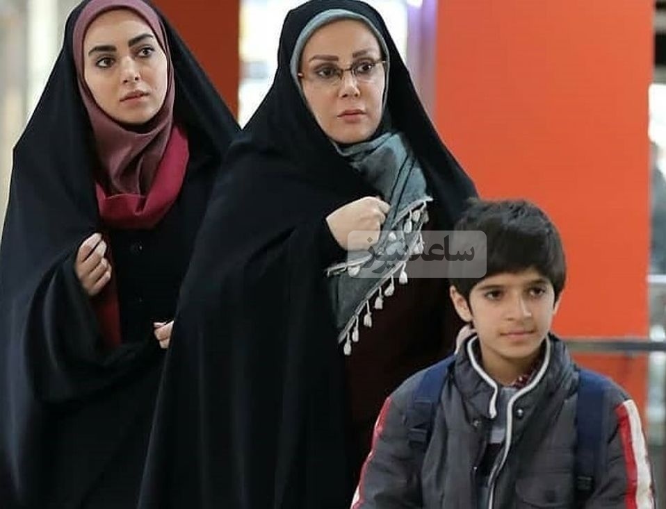 «امیر» (سریال بچه مهندس) در حال غذا خوردن از دست «فریبا نادری»