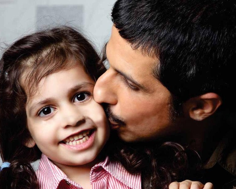 لحظات احساساتی شدن جواد رضویان بعد از خبر خواستگار داشتن دخترش؛ یه عمر نونشو دادم آبشو دادم الان یکی میاد دسته گلمو ببره / سکانس برتر از سریال «صفر 21» با هنرمندی سیامک انصاری و رویا میرعلمی