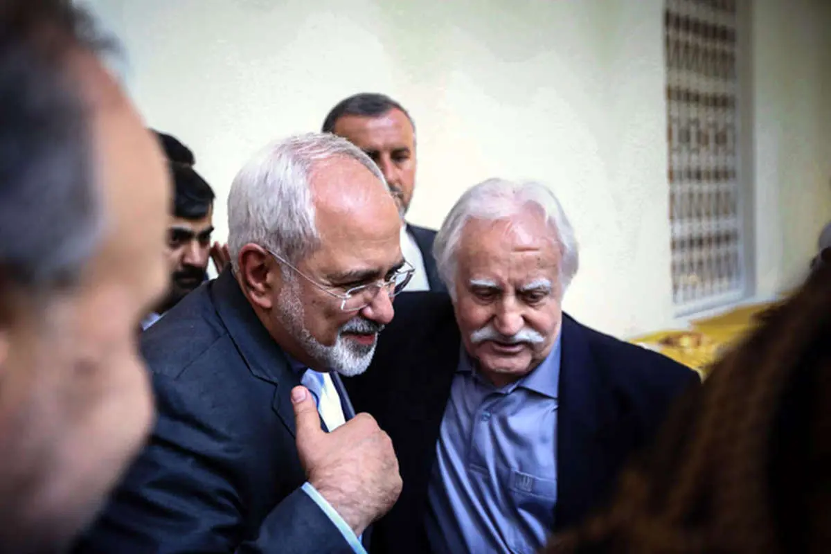 ردیف اول نشینی جواد ظریف در مراسم خاکسپاری استاد فرشچیان در اصفهان+ویدیو/ علاقه وزیرسابق به هنرمند تکرارنشدنی ایران