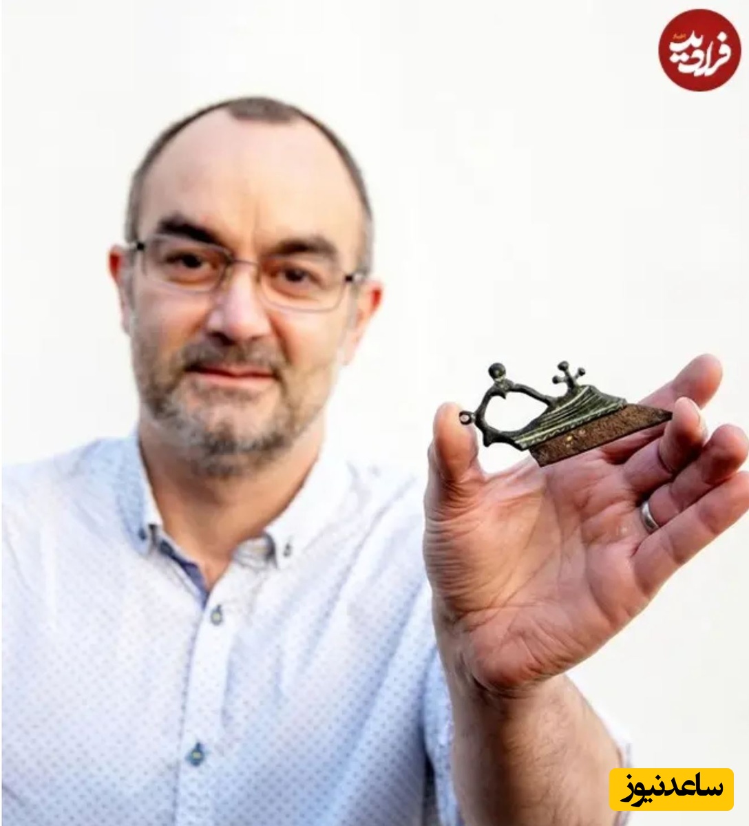 ویل هِی‌وارد، کارشناس سکه و تاریخ با تیغ رومی قرن دوم تا چهارم. او می‌گوید بدنه تیغ از آلیاژ برنز/مس ساخته شده و تیغه تیز آهنی در بدنه تزئین‌شده جای گرفته است