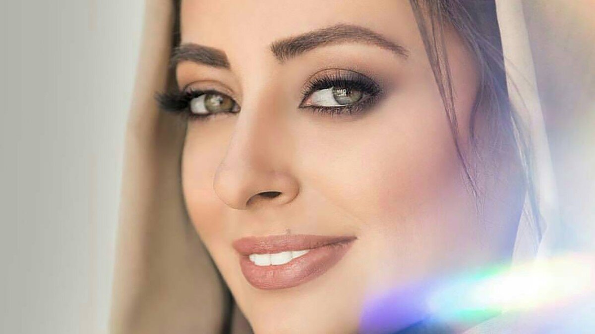 استایل متفاوت نفیسه روشن برای کافه گردی در تهران با رنگ شاد و طلایی+عکس