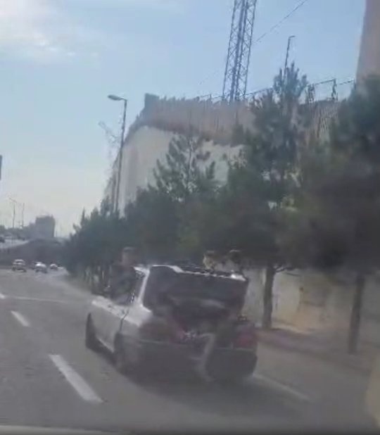 حرکت جنون‌آمیز راننده پراید برای حمل تعداد زیادی بچه در اتوبان تبریز؛ جا نشده دوتاشون رفتن صندوق عقب / جان کودکان را به چه کسی سپرده ایم؟