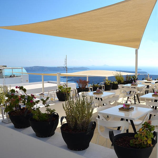 تزئین و دیزاین یک رستوران ساحلی با سایبان بادبانی پشت بام