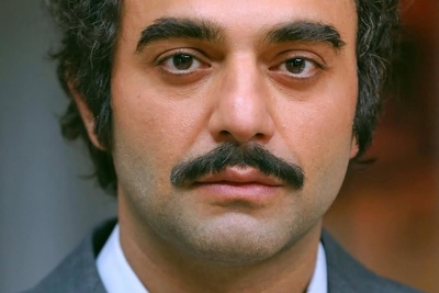 نگاهی به رستوران خاص و آنتیک صابر ابر بازیگر سریال تاسیان در خانه ای قدیمی و سنتی/ انصافا خونه های قدیمی بوی زندگی میدن😍