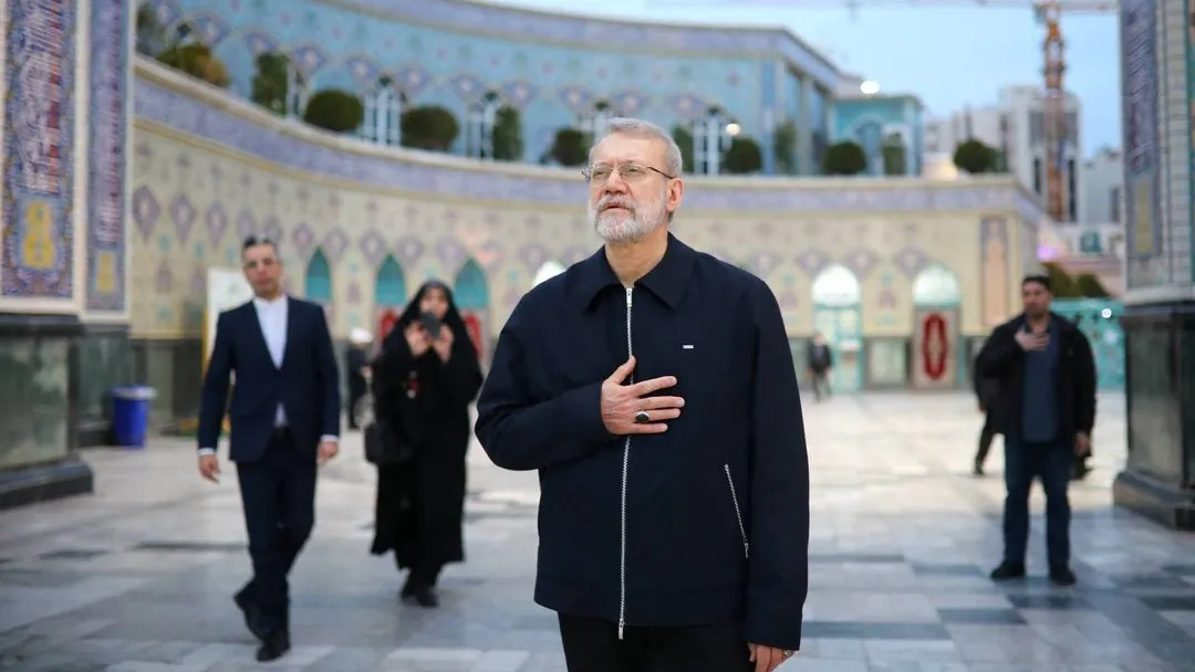نگاهی به سنگ مزار مشترک شهید لاریجانی و پسرش که دیروز این چنین گلباران شده بود +عکس