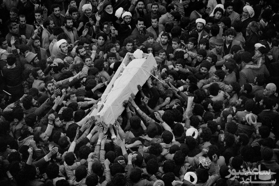 لحظه دیده نشده از پاره شدن کفن امام خمینی (ره) +عکس
