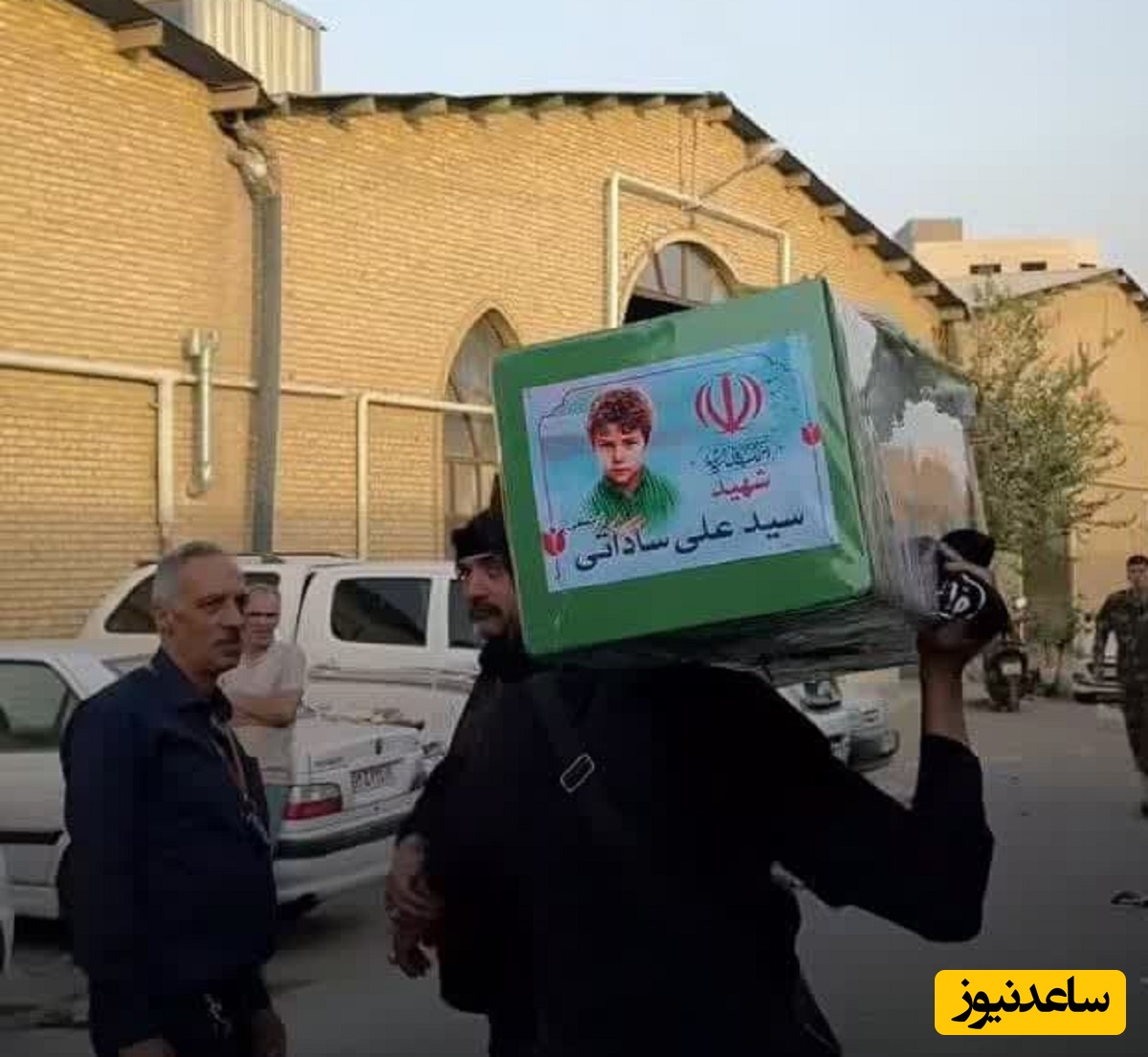 (عکس) تزئین کودکانه خودروی حامل کودکان و نوزادان شهید در تشییع شهدای امروز / از آویز ماه و ستاره بالای تخت کودکان تا خادمی دختر کوچولوها در این خودرو ...