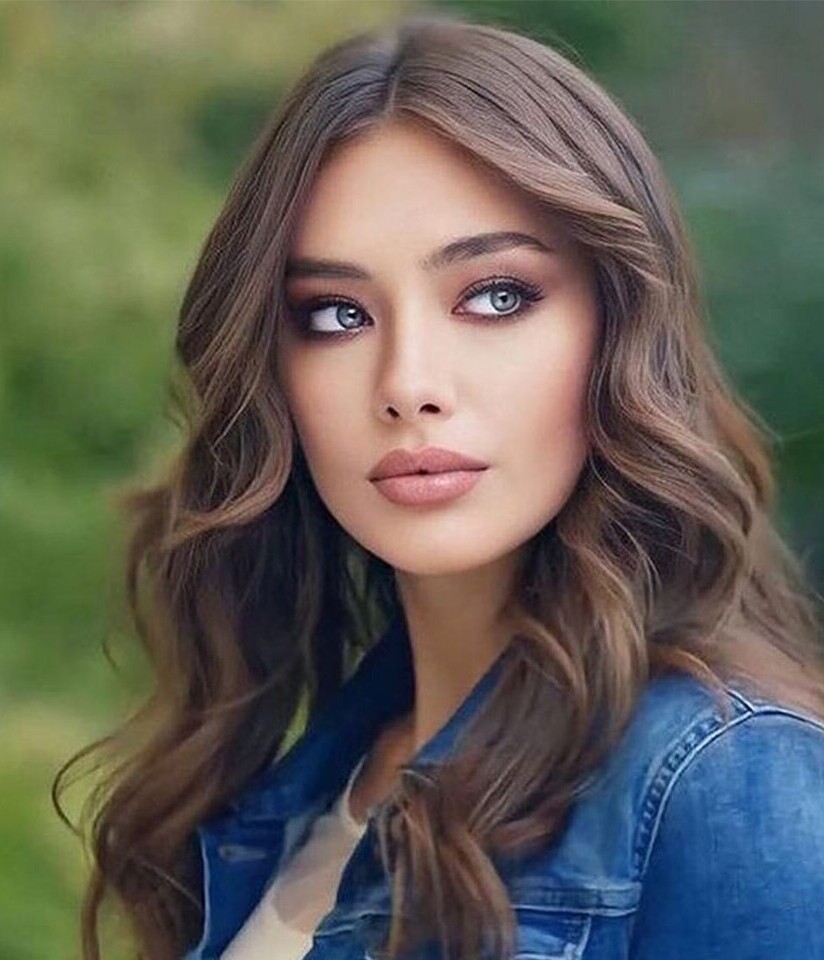 بوسه احساسی نسلیهان آتاگول بر روی تک گلش