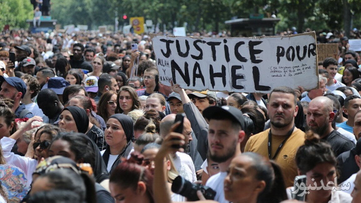 معترضان فرانسوی بنر "عدالت برای نائل" را حمل می کنند