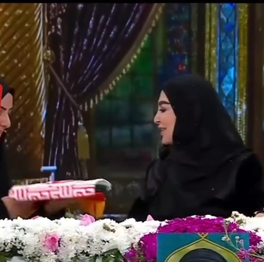 ببینید | ابتکار جدید ژیلا صادقی مجری صدا و سیما در احترام به پرچم؛ انتقال پرچم روی سر روی آنتن زنده!