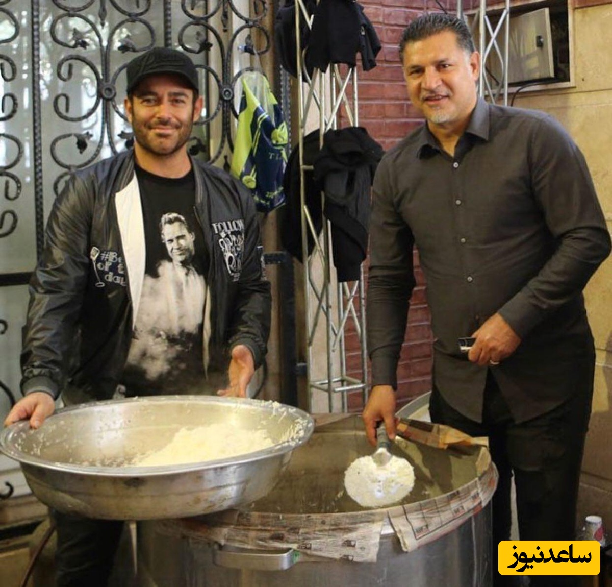 یک قابِ بی‌ریا از علی دایی و گلزار؛ نه با توپ، نه با دوربین… این‌بار با کف‌گیر و اشک؛ نذر عاشورایی علی دایی و محمدرضا گلزار