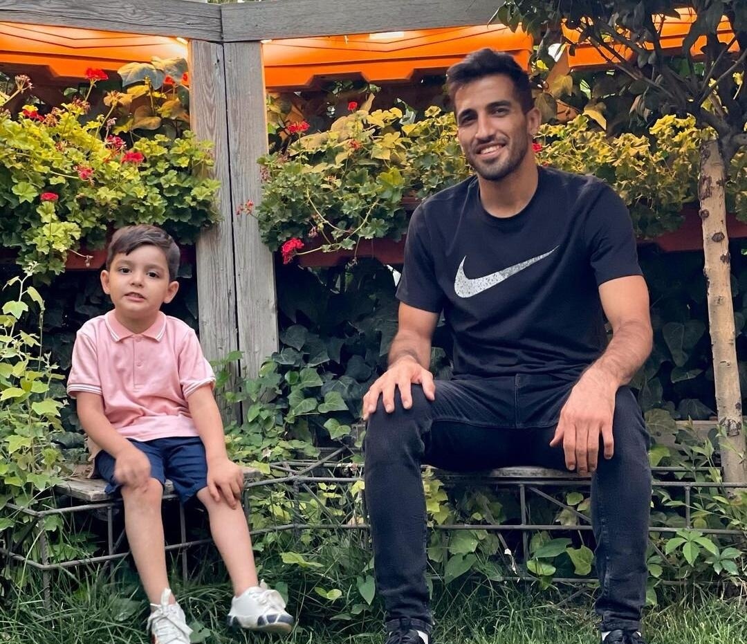 خانه پدری ساده و بدون تجملات وحید امیری با رونمایی از پرچم دیواری ایران و مدال های افتخارش/ مادرشونم که برای پسرش مشغول دعا و نمازه+عکس