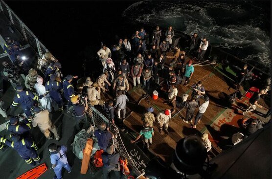نیروی دریایی عربستان سعودی در حال سوار کردن شهروندان خارجی برای خروج از بندر سودان/ رویترز