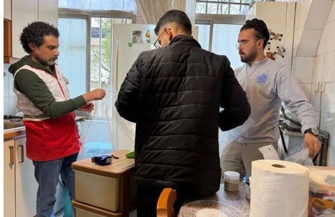 بازیگران در کنار عوامل هلال احمر  