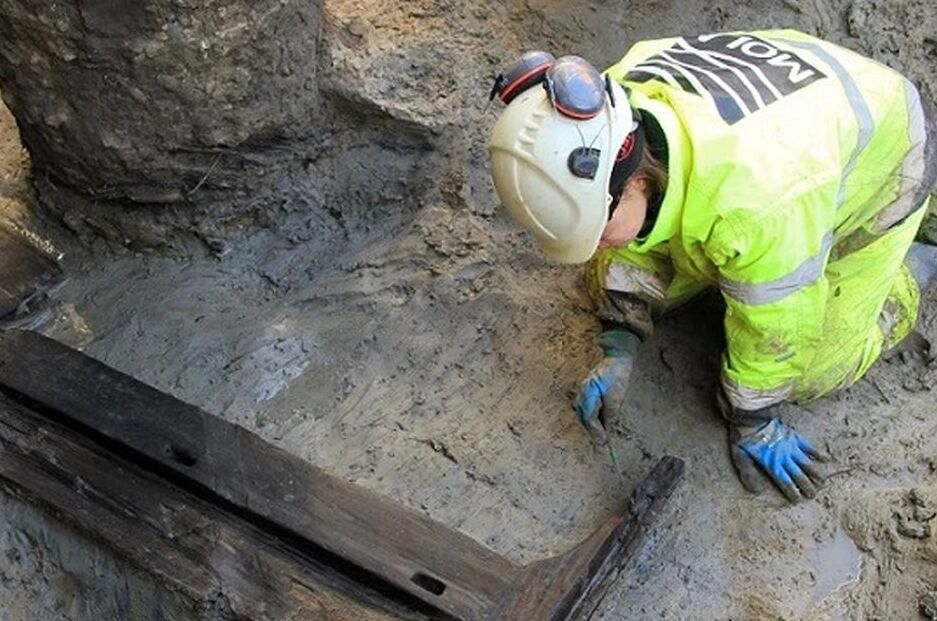 کشف «تخت‌خواب آخرت» در یک قبر 2 هزارساله در لندن+ عکس