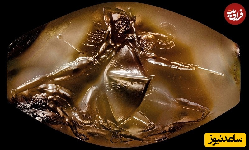 یک عقیق حکاکی شده در قبر پیدا شد که صحنۀ نبرد سه جنگجو را نشان میداد