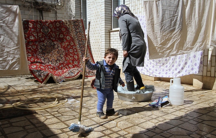 خلاقیت خنده دار مادر ایرانی برای زود خشک شدن فرش شسته شده در سرمای پاییزی حماسه‌ساز شد/ صدهزار آفرین به این مغز پر از ایده