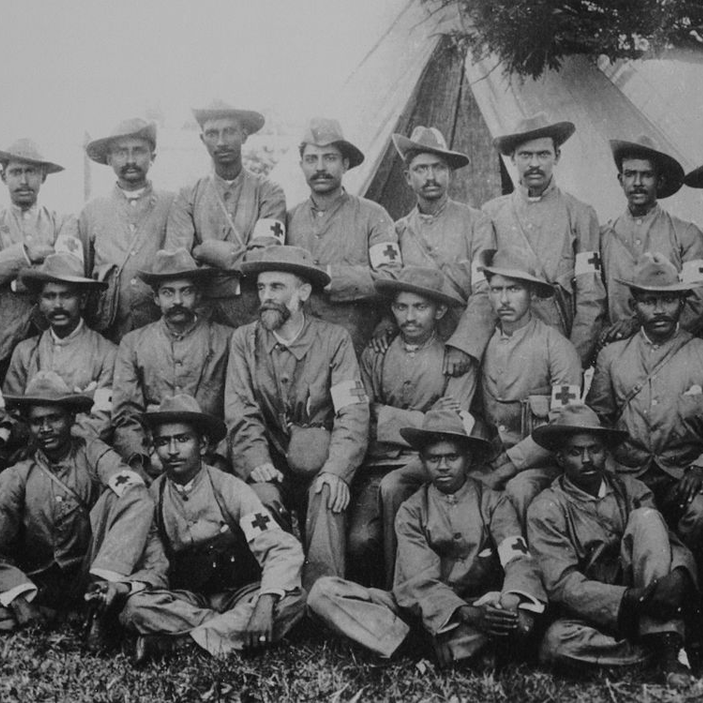 گاندی به همراه گروه امداد آمبولانس هندی در طول جنگ بوئر 