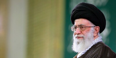 تصاویر و ویدیویی کمتر دیده شده از رهبر شهید انقلاب درحال بازدید از دیوار چین، یکی از عجایب هفتگانه جهان
