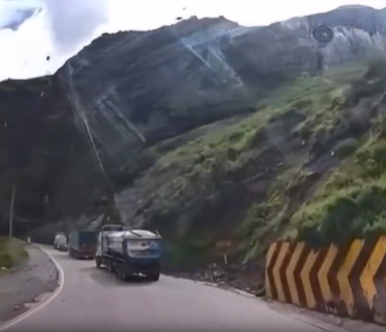 (ویدئو)وحشتناک‌ترین حادثه جاده‌ای/ همه داخل خودرو، بلا از آسمان نازل شد!