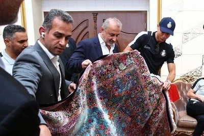 نگاهی به فرش های خانه لوکس و شاهانه رونالدو در عربستان/ از قالیچه ابریشم دستبافت ایرانی تا فرش ماشینی اروپایی+عکس