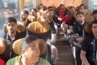 همخوانی مداحی «میدان با تو خیابان با ما» توسط بازیکنان تراکتور / دم همتون گرم با غیرتا