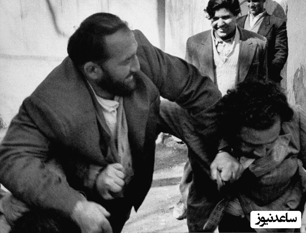 (عکس) تصویری تاریخی از تنبیه کردن یک جوان عضو حزب توده توسط شعبون بی مُخ  وسط خیابان!